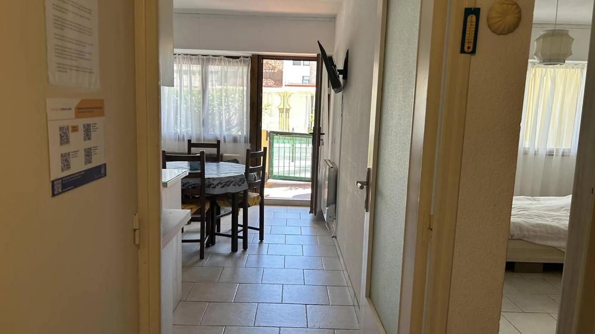 Appartement Climatise 3 Pieces Avec Terrasse, Face A La Plage, Parking Inclus - Bormes-Les-Mimosas - Fr-1-251-806